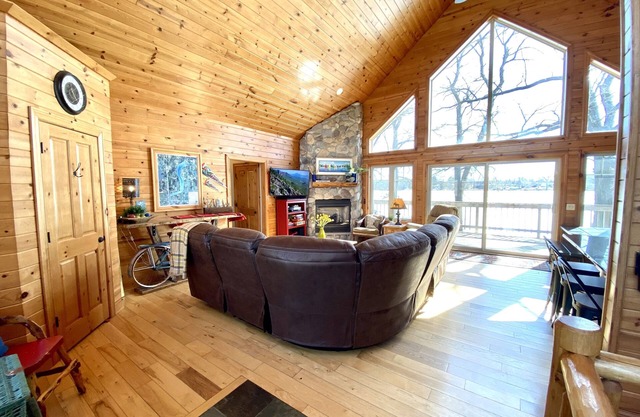 Lake Cabin with stunning view and cozy vibes!