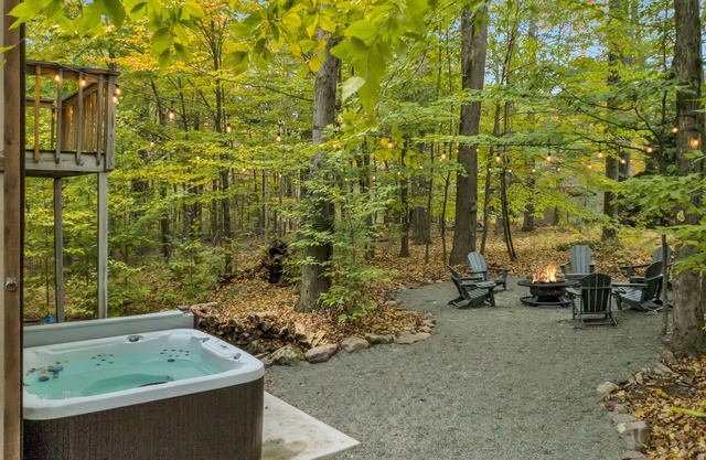 Lake Chalet w/Hot Tub, Pool Table & Fire Pit