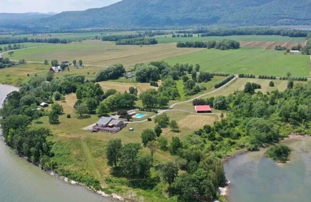 Lake Champlain Estate. 25 Acres, 1500 Feet Lakefront, Beautiful View.