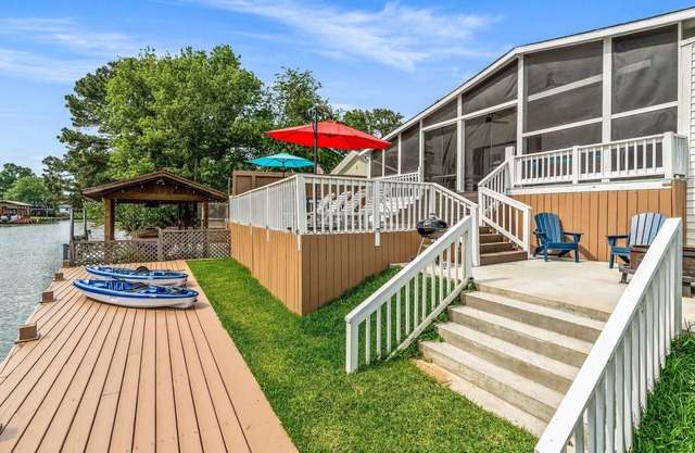 Lake Conroe Oasis w/dock, covered patio, kayaks, ping-pong, games, & more!