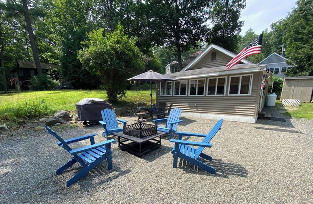 Lake Cottage in Windham