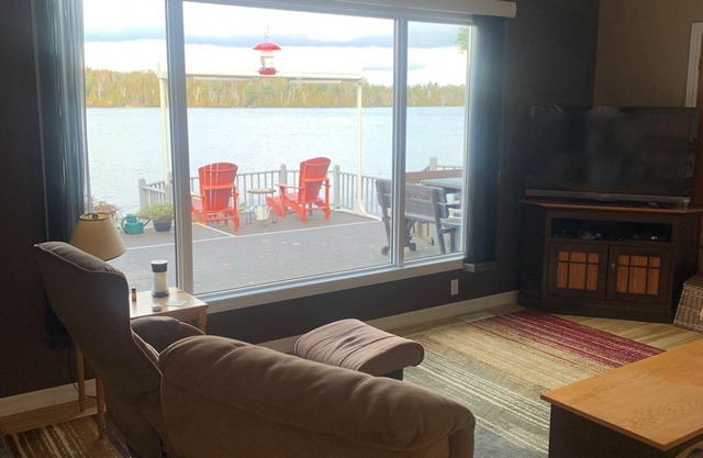Lake Cottage of your Dreams!