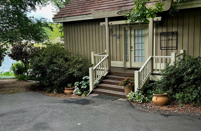 LAKE COTTAGE WITH DECK - 5 Star - go to USC football games- Perfect for Clemson
