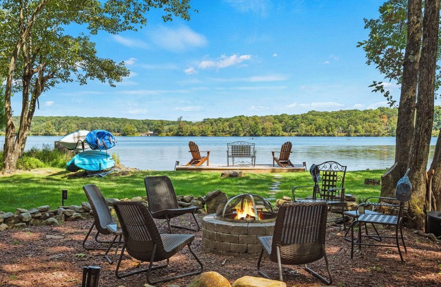 Lake Daze by AvantStay | Lakefront w/Modern Interior, Enclosed Porch & Hot Tub