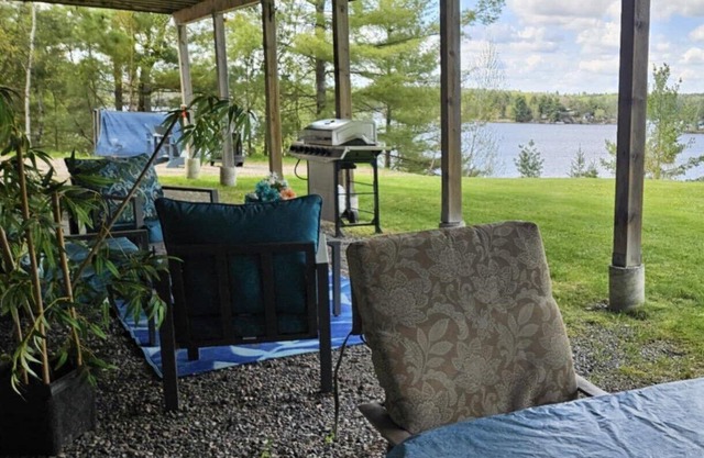 Lake escape with beautiful views surrounded by nature.