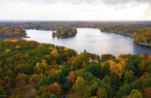 Lake family paradise: pickleball, hot tub & more