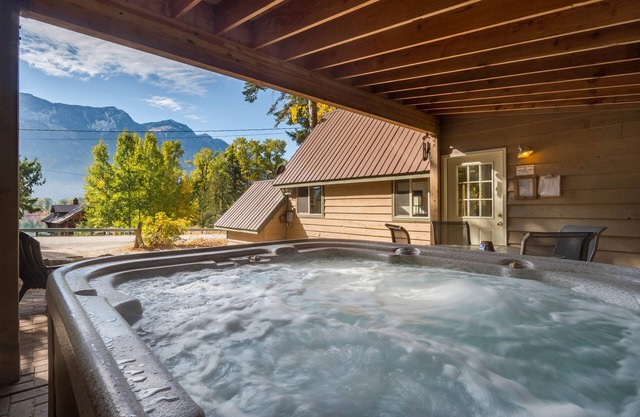 Lake & forest-view chalet with private hot tub - dog-friendly