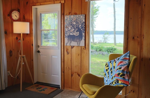 Lake front cottage with beach & dock (Pet-Friendly!)