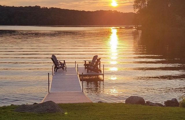 Lake Front Cottage On Beautiful Belmont Lake