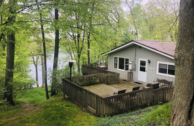 Lake Front Cottage with Family Friendly Private Beach