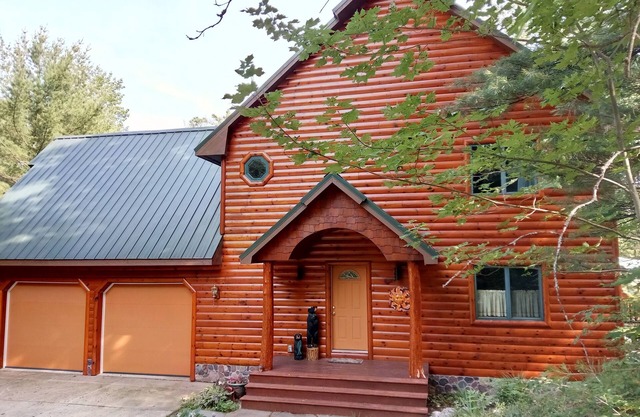 Lake front Custom Log home .Kayaks Loons Bald eagles fox & turkeys included.