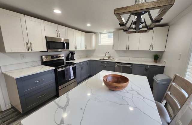 Lake Front, Family fun- Sleeps 8, Newly modern remodeled 3bed/2bath private dock