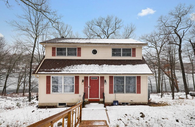 LAKE FRONT HOME in SAW CREEK, BUSHKILL