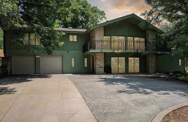 Lake front home in Solon, close to University of Iowa, Iowa City & Cedar Rapids.