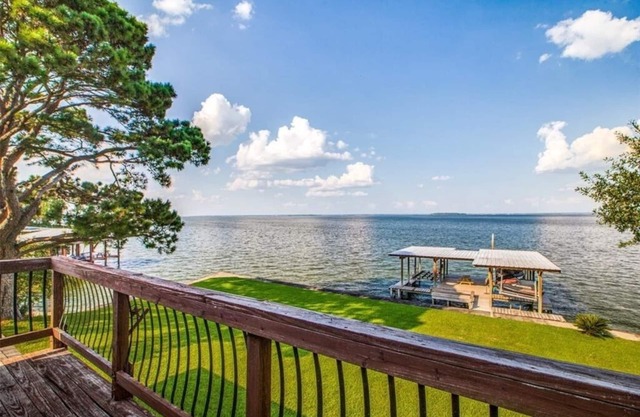 Lake Front Home on Lake Livingston, Coldspring Texas!