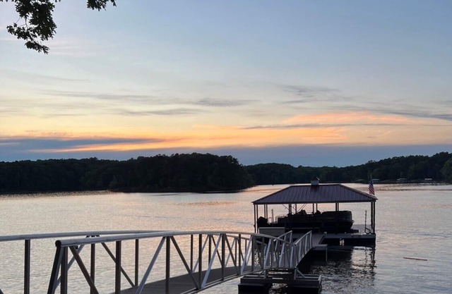 Lake Front Home on Buggs Island/Kerr Lake Close to Bluestone Boat Ramp!
