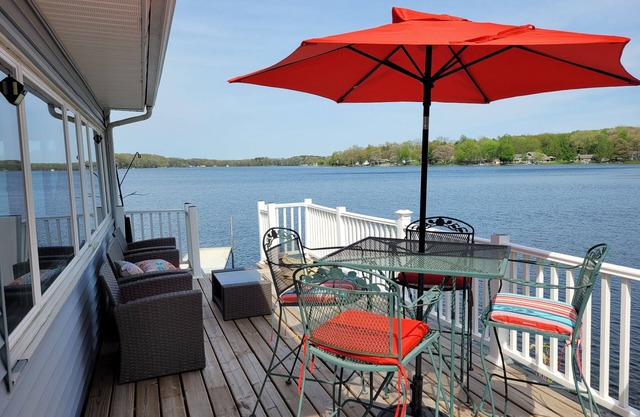 Lake Front home with with pontoon boat available for rent
