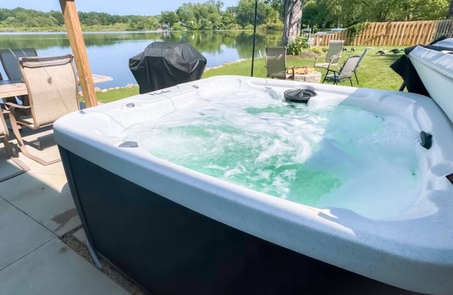 Lake Front|Hot Tub|Kayaks|Fire Pit|Sleeps 10
