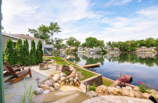 Lake Front|Kayaks|Huge Game Room|Sleeps 8