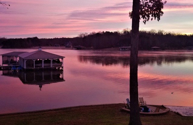 Lake Front Views 🔹 Boathouse 🔹 FirePit🔹 Private Beach 🔹 Theater Room