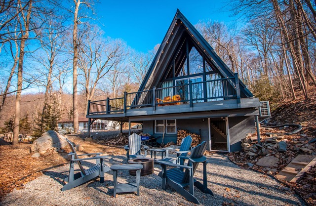 Lake Glenwood A-Frame Cabin stunning views, fire pit, game room, Pet Friendly
