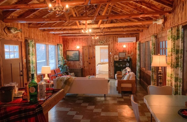 Lake Haven - Updated Mid Century Cabin Only 35 Mins from St. Louis