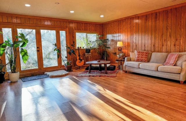 Lake house getaway - one bedroom, pellet stove, sauna