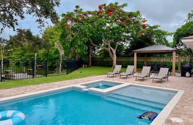 Lake House in Palm Beach 6BR 5BA w/Pool and Hot Tub