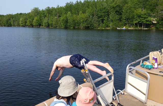 Lake House - Includes 24' Pontoon, Sleeps 12, Great For Families!