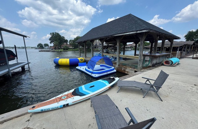 Lake House on lake Conroe 8 minutes off I45. Ready for family or business! Toys!