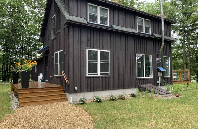 Lake House on private wooded lot abuts walking trail and near Mount Monadnock
