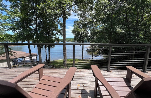 Lake House Retreat with beautiful views & WiFi