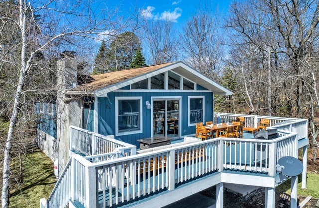 Lake House w/Dock, Hot Tub, Fire Pit & Game Room