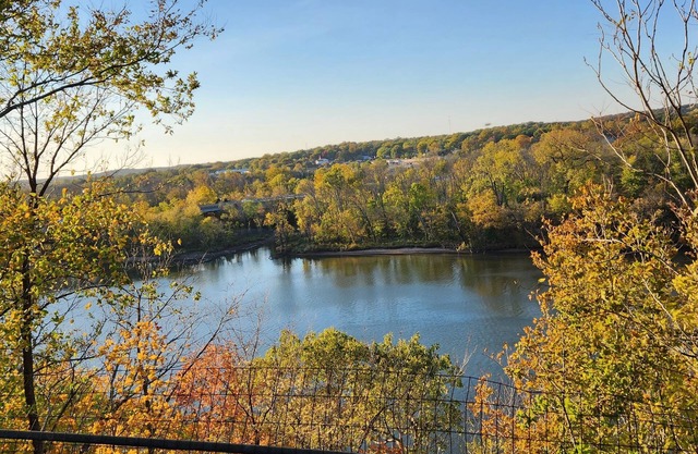 Lake house with a view! Overlooks Warsaw and Lake of the Ozarks, Sleeps 4