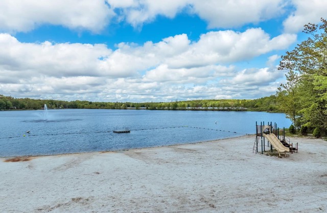 Lake House with Fire Pit, Kayaks & Games, minutes from Kalahari