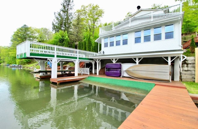 LAKE HOUSE WITH PRIVATE DOCK TO CANNON BALL OFF!