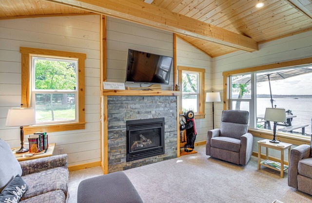 Lake Hubert Cabin w/Private Deck + Boat Dock