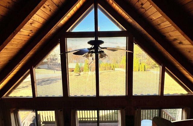 Lake Keowee! Cozy 2-bedroom cabin in peaceful Six Mile with Pool and Dock Access