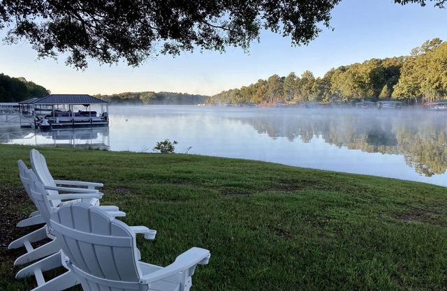 Lake Keowee Lakefront – Kayaks, Dock, Pets Welcome, level water entry,
