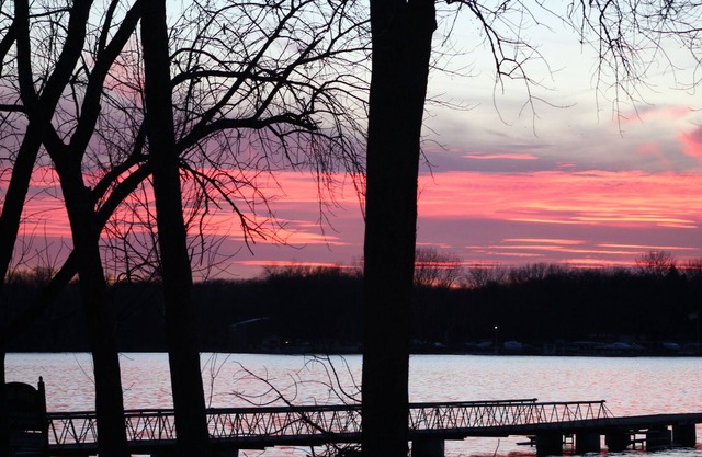 LAKE LIFE #1 W/LAKE ACCESS,PRIVATE BEACH & ENJOY SUNSETS AT THE BACKYARD FIREPIT