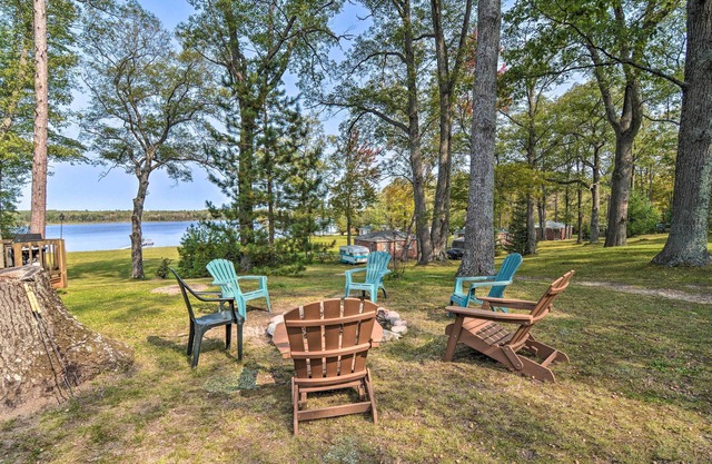Lake Livin' Cozy Cabin w/Dock, Bar, 2 Kayaks