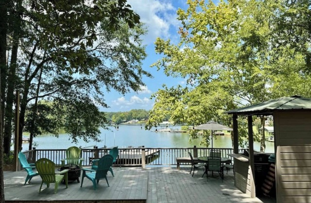 Lake Martin lakehouse. Screened porch. Dock. firepit & views. 30 min to Auburn