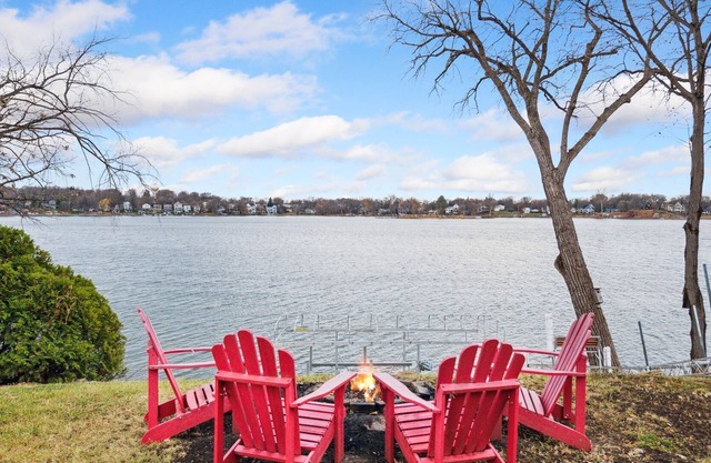 LAKE MTKA Waterfront Modern Farmhouse Extended Stays
