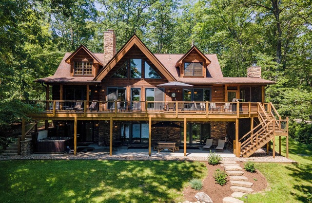 Lake 'N Logs: Lakefront, Dock, Outdoor Fireplace, Hot Tub, Game Tables