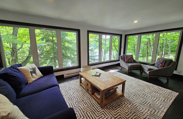Lake of Bays Getaway -Waterfront Cottage with Scenic Rooftop Boathouse