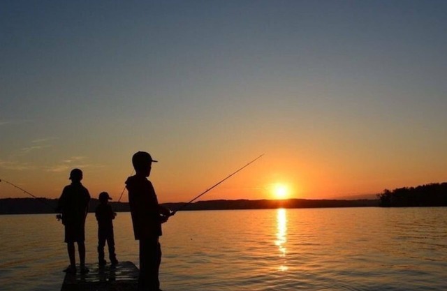Lake Pepin lakehouse on Private Beach: Dock, Kayaks, Paddleboards.& Peddle Boat…