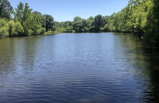 LAKE retreat! Private lake w/all comforts of home! Close to KC!