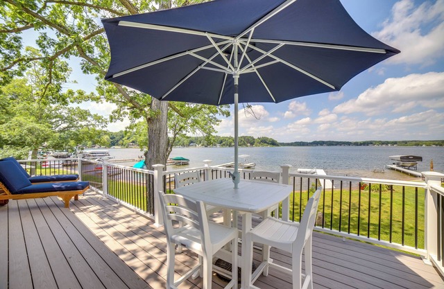 Lake Retreat w/Fire Pit: Pierson Paradise!