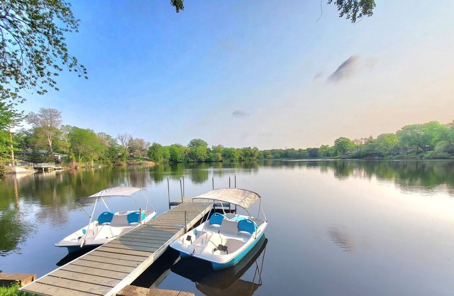 Lake Retreat, Year Round Hot Tub, Pool Table, Pedal Boat