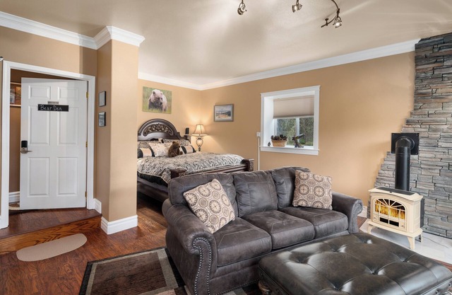 Lake Roosevelt Suites - The Bear Den